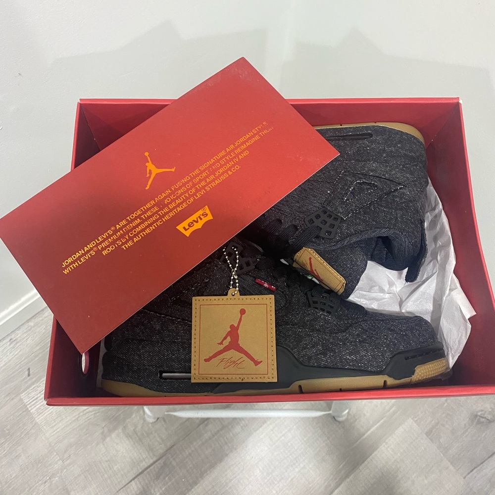 Air Jordan 4 Levi’s Black size 9